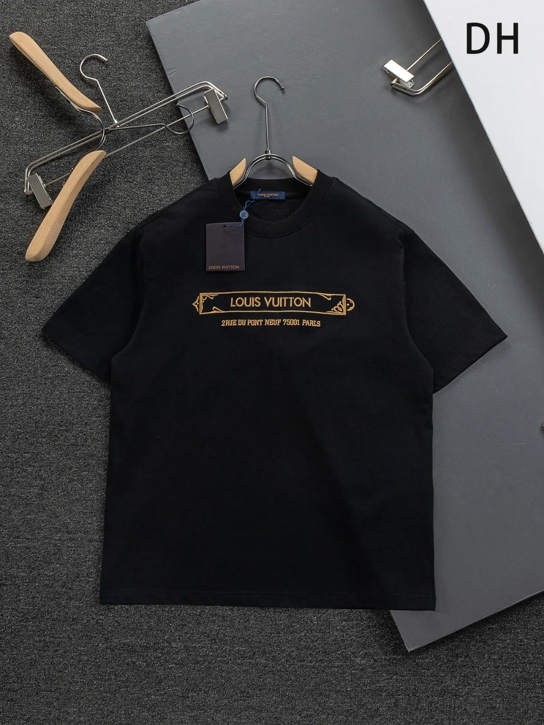 🅿️190 Louis Vuitton 1V LV lv slightly wide version S-XL LV 26ss new products are available at counters simultaneously. Multiple craftsmanship. Gold thread jacquard checkerboard letters on the chest🪡 embroidery. Round neck short-sleeved T-shirt, same style for men and women! Consigned to one-to-one creation. Synchronized with the official website, pure cotton fabrics at the counter! It is close to the skin and comfortable, durable and easy to wear. It has a classic and simple logo design and meticulous original craftsmanship. Short-sleeves, a must-have item for men, do not appear to be the same for the general public, but must be unique and eye-catching. This LV short-sleeve is all about quality, comfort, the same shape and fashion as always, including fabrics and cutting techniques. All of them have been made with great effort! 320 grams of washed pure cotton fabric, pure cotton is breathable, very refreshing and comfortable for daily wear. The rib knitting on the neckline is smooth and tight, and the neckline will not be skewed if you toss it at will. The loose version, you will find that it looks really good on the upper body. The overall is minimalist and neat, super versatile for daily use! Pair it casually with a pair of pants for a youthful look. A T-shirt will make your outfit crazy. It is a fashionable item that can never go wrong! Color: Black White Size: S-XL Size chart: S: Shoulder width 50-Bust 56-Length 70 M: Shoulder width 52-Bust 57-Length 72 L: Shoulder width 54-Bust 59-Length 74 XL: Shoulder width 56-Bust 62-Length 76